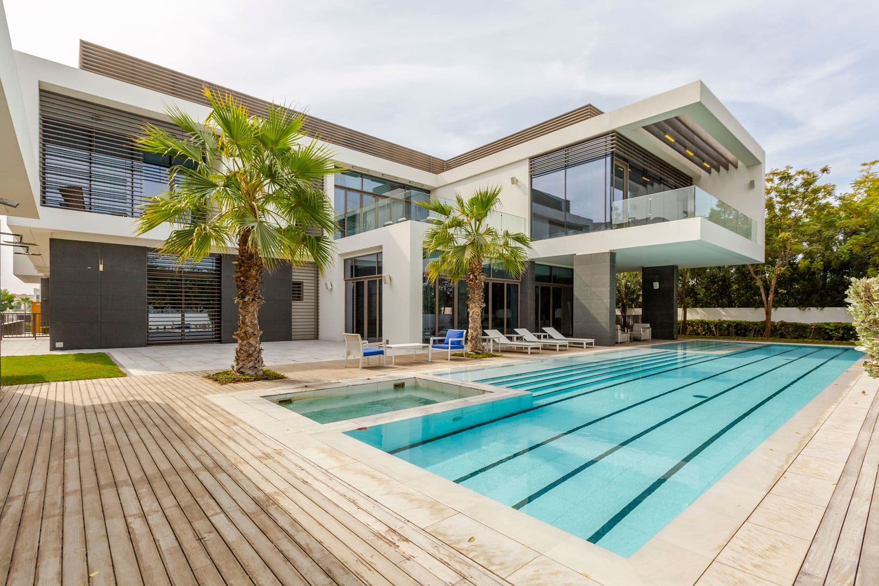Modern luxury villa with pool in Dubai